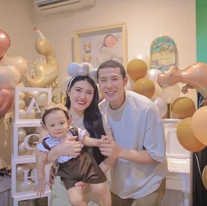 <p>Tahun pertama Si Kecil selalu jadi momen paling berkesan bagi orang tua, termasuk bagi pasangan Via Vallen dan Chevra Yolandi. Pada 7 Juli 2025, Via Vallen dan Chevra merayakan ulang tahun pertama putra mereka, Muhammad Raiden Agham Radia Al Arifin. (Foto: Instagram @viavallen)</p>