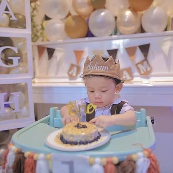 <p>Momen perayaan ulang tahun Agham tersebut diunggah Via Vallen melalui akun Instagram pribadinya. Salah satu potret yang dibagikan. Agham tampak begitu penasaran dengan kue ulang tahun yang ada di hadapannya. (Foto: Instagram @viavallen)</p>