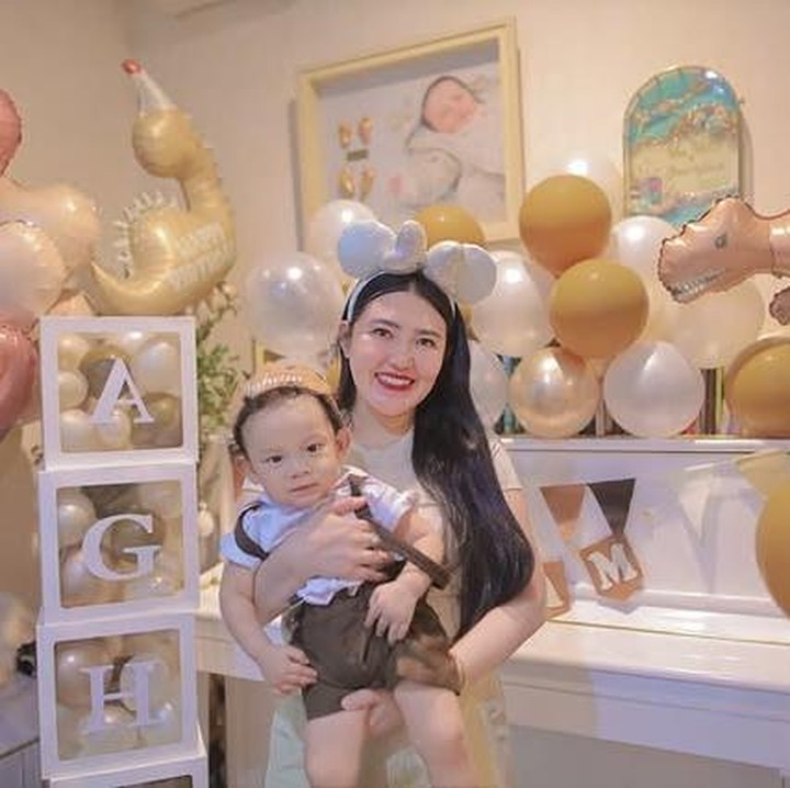 <p>Tak lupa, Via pun menuliskan perasaannya melihat tumbuh kembang putra tercintanya. &ldquo;Anakku Agham, selamat ulang tahun yaaa. Btw, <em>gak</em> tau mau <em>posting</em> dengan <em>caption</em> apa. Karena dari tadi, aku nulis hapus nulis hapus <em>caption</em> terus. Sampe sejam lagi tanggal 7 Julinya udah mau lewat. Ah sepertinya hatiku terlalu sensitif untuk hal ini. Yang jelas doaku banyak banget buat Agham. Semoga Allah ijabah semua, Amiin,&rdquo; tulis Via dalam unggahan Instagramnya, Senin (07/07/2025). (Foto: Instagram @viavallen)</p>