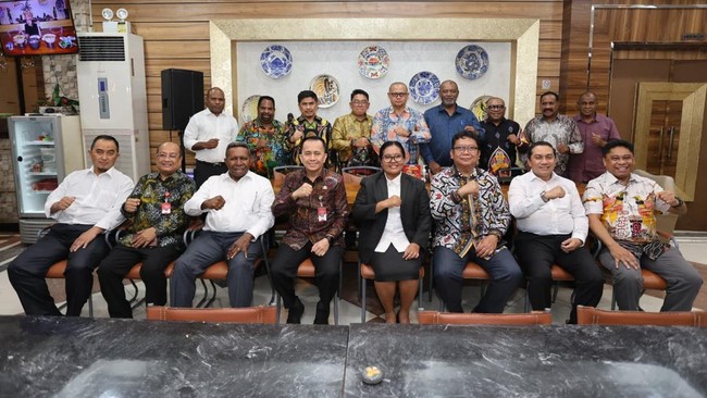 Belum genap tiga jam usai dilantik, Penjabat (Pj) Gubernur Papua Agus Fatoni bergerak cepat mengumpulkan Kepala Organisasi Perangkat Daerah (OPD).