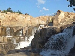 Panik! 5 Wisatawan Terjebak Arus Deras Air Terjun Favorit di India
