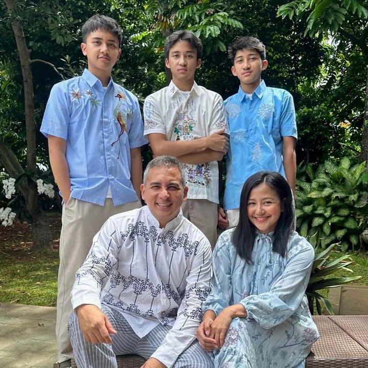 <p>Rumah tangga Amara dan Frans Mohede hampir tak pernah diterpa gosip miring. Justru sebaliknya, pasangan artis yang satu ini sering kali memperlihatkan keharmonisan bersama keluarga. (Foto: Instagram@amaranggana)</p>