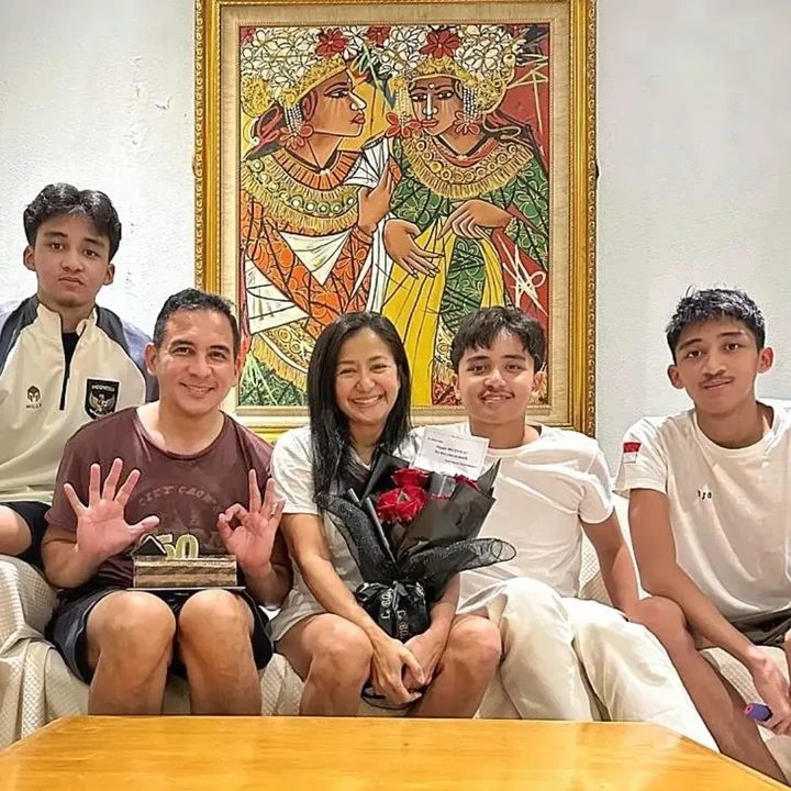 <p>Hal tersebut diketahui langsung melalui <em>postingan</em> yang diunggah di media sosial. Bahkan, belum lama ini, Frans tak sungkan menampilkan sisi romantisnya ketika sang istri berulang tahun yang ke-50.&nbsp;(Foto: Instagram@francmohede)</p>