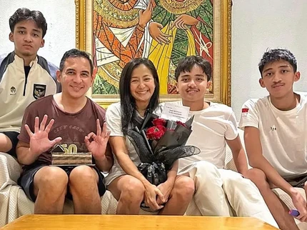 26 Th Menikah, Potret Terbaru Amara & Frans Mohede Bareng Tiga Anak Laki-Lakinya