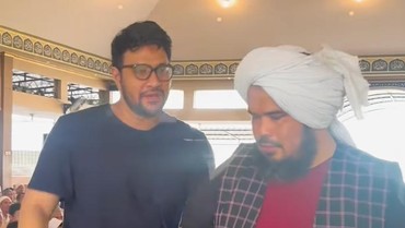 img-title Ustaz Derry Sulaiman Syok Tahu Ammar Zoni Kena Narkoba Lagi: Berhentilah Udah