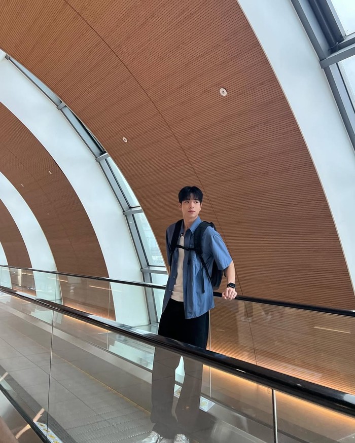 Another campus crush look, Kang Yoon terlihat manis dengan kaus putih yang dibalut kemeja biru berlengan pendek dan celana hitam. Untuk menciptakan kesan sporty ia menggunakan sneakers berwarna putih/ Foto: Instagram.com/chakangyoon