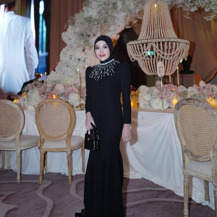 <p>Penampilan terbaru Aurel memang banyak menuai pujian. Saat menghadiri pesta pernikahan Al Ghazali dan Alyssa Daguise, Aurel terlihat langsing dan <em>glowing</em> mengenakan gaun hitam. (Foto: Instagram @aurelie.hermansyah)</p>