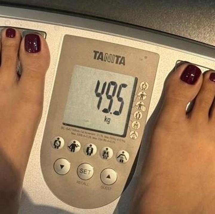 <p>Melalui unggahan di Instagram Stories, Aurel membagikan foto hasil timbangannya yang sudah di angka 49,5 kg. Istri Atta Halilintar ini mengaku kaget dengan berat badannya saat ini. "WOIII KAGET! Nyentuh angka 4, gatau lg mau <em>sehappy</em> apa skrg!!!! Bener2 timbangan pas masi gadis," tulisnya. (Foto: Instagram @aurelie.hermansyah)</p>