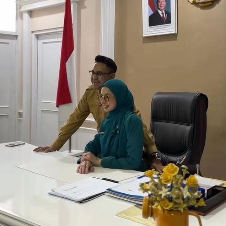 <p>Avi mengaku bahagia karena bisa berkegiatan bareng sang suami. Pasalnya, ini menjadi kali pertama ia melakukan aktivitas tersebut bersama suaminya, Bunda. "Bahagia hati nya yah biiii @abiramzi76 berkegiatan bareng sama akuh..sambil ketawa tawa karena kamu tuuuuhh kenapa iseng aja yaaahh," ungkapnya. (Foto: Instagram @avibasalamah)</p>