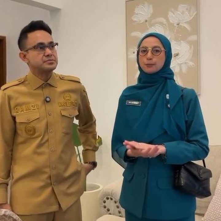 <p>Dalam unggahan video lainnya, Avi membagikan momen spesial saat berkegiatan bareng suaminya. Avi tampak mengenakan baju seragam ibu PKK, sementara Ramzi memakai baju dinas berwarna khahi atau cokelat muda. (Foto: Instagram @avibasalamah)</p>