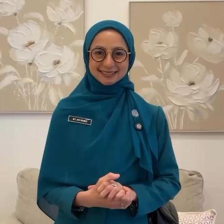 <p>Aktris Avi Basalamah belakangan tengah disibukkan dengan peran barunya sebagai ibu PKK di Kabupaten Cianjur, Jawa Barat. Avi resmi menjadi ibu PKK sejak suaminya Ramzi dilantik sebagai Wakil Bupati Cianjur, Bunda. (Foto: Instagram @avibasalamah)</p>