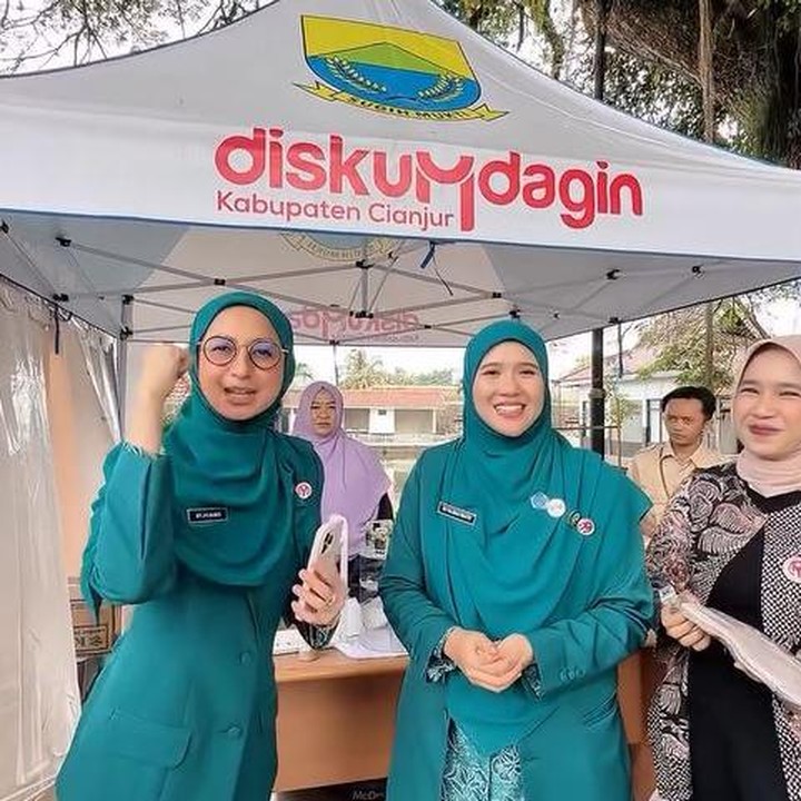 <p>Baru-baru ini, Avi membagikan aktivitasnya sebagai ibu PKK. Bersama istri Bupati Cianjur dr. Najmah Nur Islami, Avi mengunjungi pedagang UMKM yang tengah berjualan. (Foto: Instagram @avibasalamah)</p>