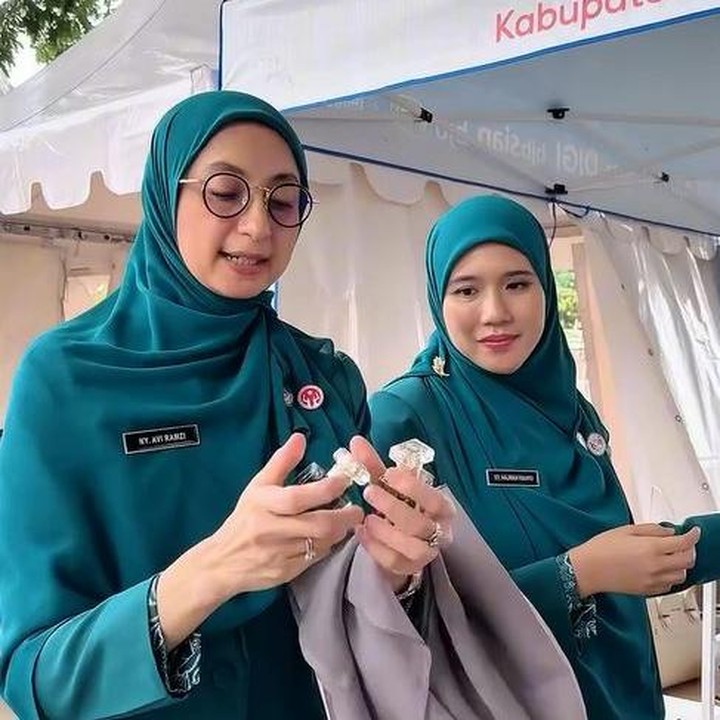<p>Avi terlihat memborong dagangan UMKM sebagai bentuk dukungan kepada para pedagang di Cianjur. Istri Ramzi ini juga tampak begitu semangat saat berbincang dengan pedagang di sana. "Ngeborong dagangan sahabat sahabat kami para umkm cianjur..beberapa hari lalu setelah selesai pelantikan kami langsung meluncur belanja umkm yg ada dilokasi acara," tulisnya dalam unggahan ini. (Foto: Instagram @avibasalamah)</p>