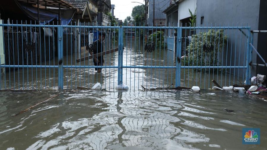 Banjir akibat hujan deras nan melanda di area Ciledug, Tangerang, Selasa (8/7/2025). (librosfullgratis.com/Tri Susilo)