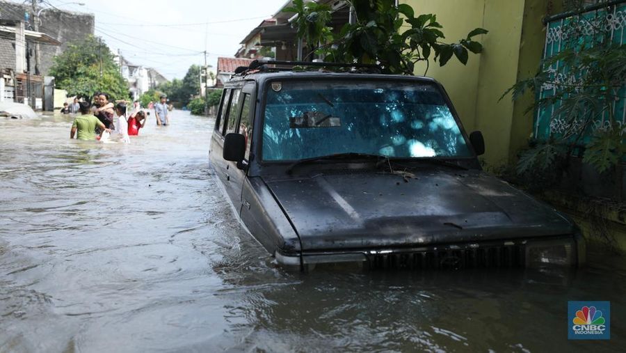 Banjir akibat hujan deras nan melanda di area Ciledug, Tangerang, Selasa (8/7/2025). (librosfullgratis.com/Tri Susilo)