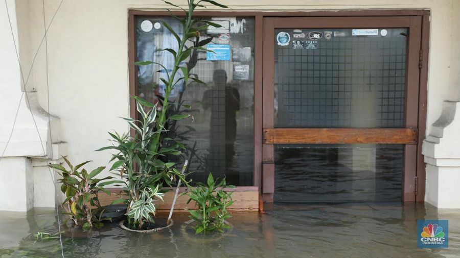 Banjir akibat hujan deras nan melanda di area Ciledug, Tangerang, Selasa (8/7/2025). (librosfullgratis.com/Tri Susilo)