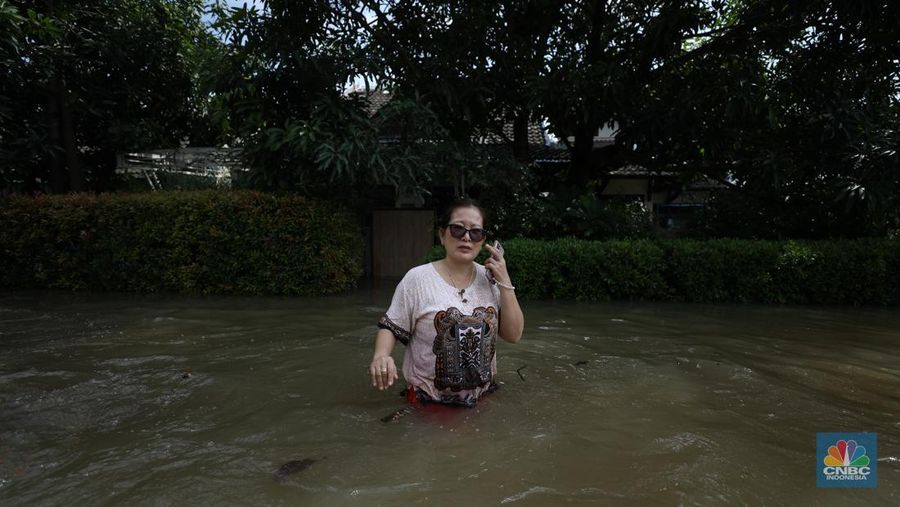 Banjir akibat hujan deras nan melanda di area Ciledug, Tangerang, Selasa (8/7/2025). (librosfullgratis.com/Tri Susilo)