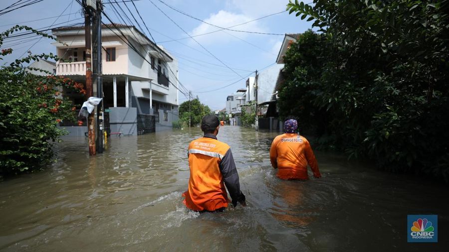 Banjir akibat hujan deras nan melanda di area Ciledug, Tangerang, Selasa (8/7/2025). (librosfullgratis.com/Tri Susilo)