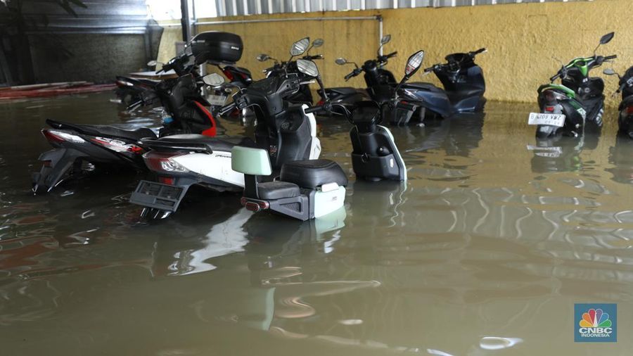 Banjir akibat hujan deras nan melanda di area Ciledug, Tangerang, Selasa (8/7/2025). (librosfullgratis.com/Tri Susilo) Banjir akibat hujan deras nan melanda di area Ciledug, Tangerang, Selasa (8/7/2025). (librosfullgratis.com/Tri Susilo)