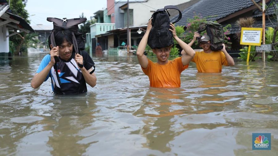 Banjir akibat hujan deras nan melanda di area Ciledug, Tangerang, Selasa (8/7/2025). (librosfullgratis.com/Tri Susilo)