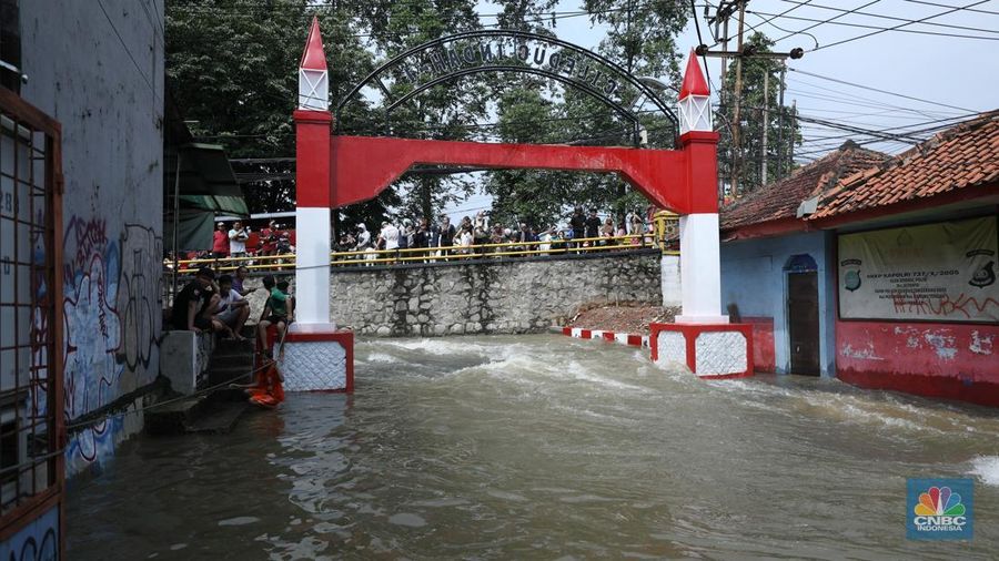 Banjir akibat hujan deras nan melanda di area Ciledug, Tangerang, Selasa (8/7/2025). (librosfullgratis.com/Tri Susilo)
