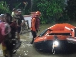 1.312 Warga Klapanunggal Bogor Kebanjiran, Sebagian Ngungsi di Kantor Desa