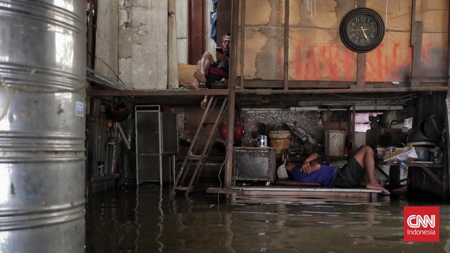 BPBD Banten melaporkan banjir, longsor, dan angin kencang di 3 wilayah. 695 KK terdampak, evakuasi masih terus dilakukan.