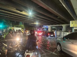 Banjir Terjadi di Puri Kembangan Jakbar, Motor Tak Bisa Melintas