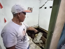 4 Rumah di Bantaran Kali Ciliwung Jaktim Amblas, Korban Dengar Suara Retakan