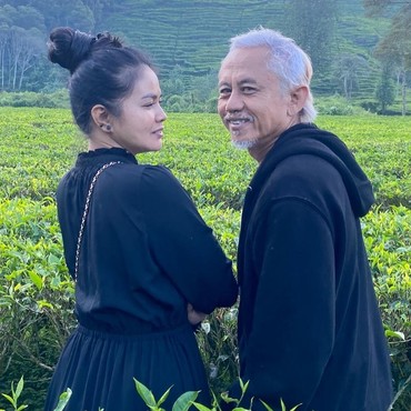 Tangis Karina Ranau Pecah di Depan Keranda Epy Kusnandar