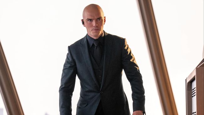 Nicholas Hoult ungkap kepalanya dibotakin anak demi peran sebagai Lex Luthor dalam Superman (2025).