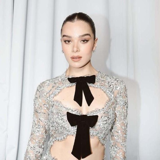 Gaya Glamor Klasik Ala Hailee Steinfeld di Paris Haute Couture Week 2025