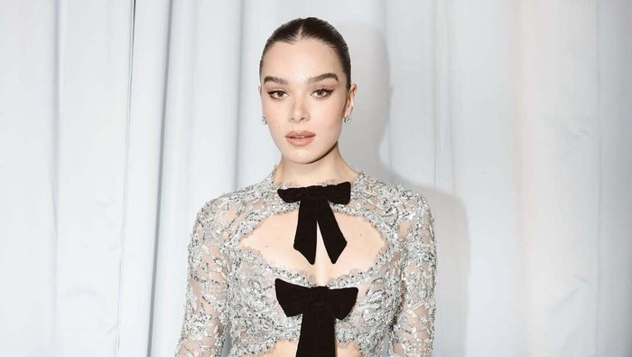 Gaya Glamor Klasik Ala Hailee Steinfeld di Paris Haute Couture Week 2025
