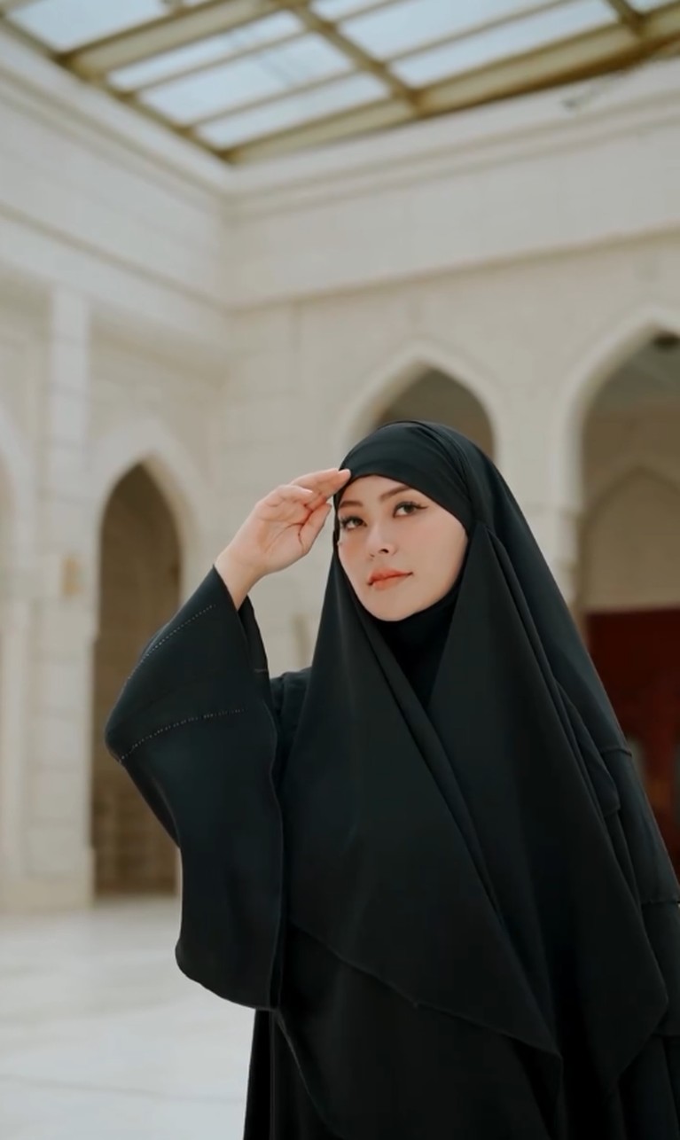 Gaya hijab Nuray Istiqbal. Gaya hijab Nuray Istiqbal.