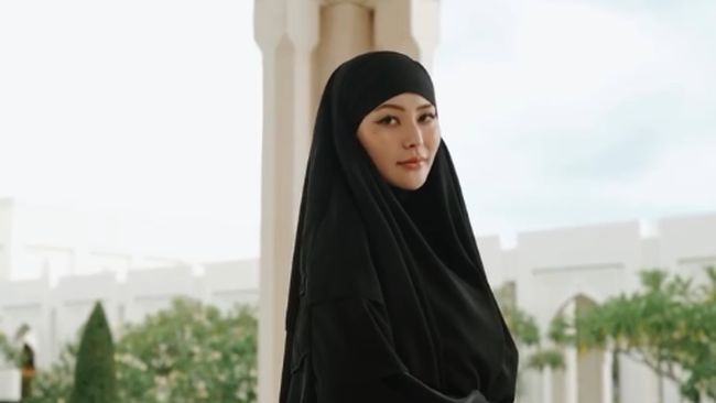 Bintang Film Dewasa Putuskan Mualaf, Ini 7 Penampilan Rae Lil Black Berubah Drastis