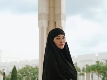 img-title Bintang Film Dewasa Putuskan Mualaf, Ini 7 Penampilan Rae Lil Black Berubah Drastis