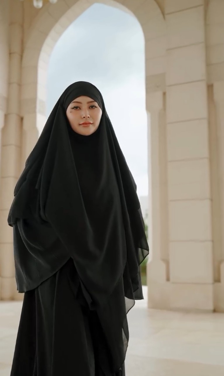 Gaya hijab Nuray Istiqbal. Gaya hijab Nuray Istiqbal.