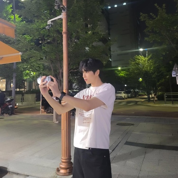 Hanya menggunakan kaus putih dengan celana hitam, ia terlihat begitu memesona dan sangat boyfriendable banget nih, Beauties/ Foto: Instagram.com/chakangyoon