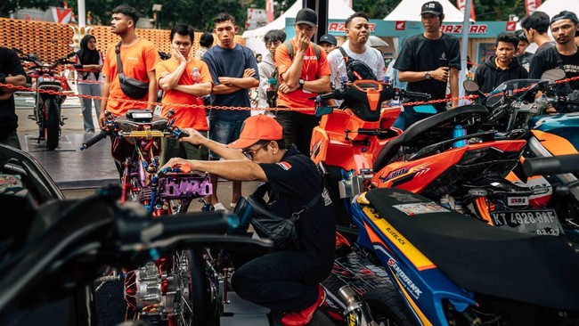 Ribuan Pemodifikasi Unjuk Keahlian di Honda Modif Contest 2025 Astra Honda Motor (AHM) kembali menggelar ajang modifikasi sepeda motor yakni Honda Modif Contest (HMC) 2025 yang diikuti sekitar 1.200 pemodifikasi.