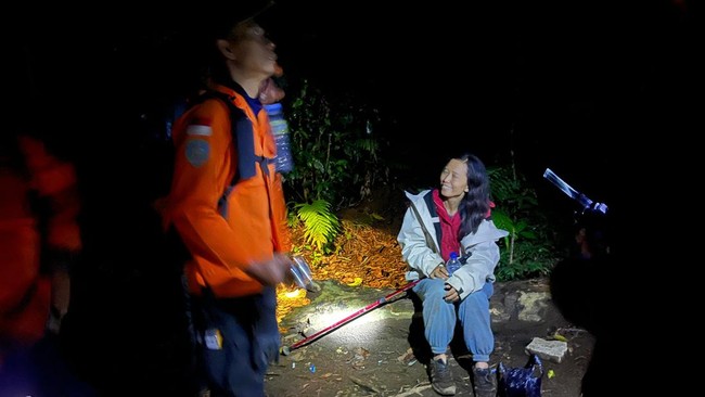 Pendaki ibu dan anak yang tersesat di Gunung Batukaru, Bali, berhasil ditemukan dan dievakuasi dengan selamat oleh tim SAR.