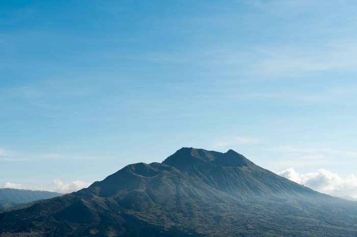 Ilustrasi Gunung/Foto: freepik.com/nikitabuida