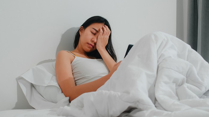 Kurang tidur dapat naikkan tekanan darah. Lembur pekerjaan atau gangguan tidur bisa mengurangi waktu istirahat. /Foto: freepik.com/tirachardz