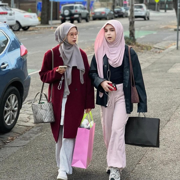 <p>Dalam foto lain, Ines dan Sienna terlihat santai tapi tetap kece, cocok banget buat OOTD liburan yang ingin effortless!&nbsp;(Foto: Instagram @nesyanabila)</p>
