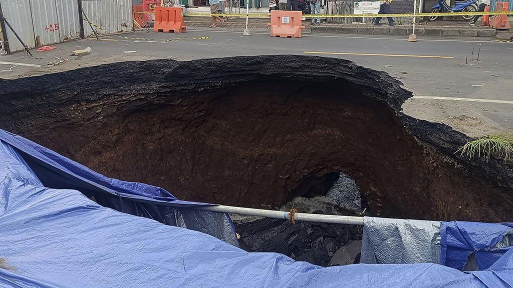 Jalan Penghubung Antardesa di OKU Selatan Amblas, Lalin Putus Total