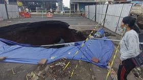 FOTO: Lubang Raksasa di Jalanan Bikin Geger Warga di Tabanan Bali