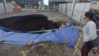 FOTO: Lubang Raksasa di Jalanan Bikin Geger Warga di Tabanan Bali