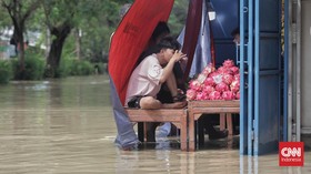 FOTO: Kali CBL Meluap, Pemukiman Warga di Babelan Bekasi Kebanjiran