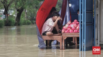 FOTO: Kali CBL Meluap, Pemukiman Warga di Babelan Bekasi Kebanjiran