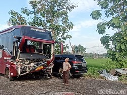 Bus Peziarah Lamongan Tabrak Tronton di Ngawi, Belasan Penumpang Luka