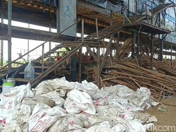 Peternakan Ayam 4 Lantai Ambruk, Penjaga Kandang Tewas Terkubur Kotoran